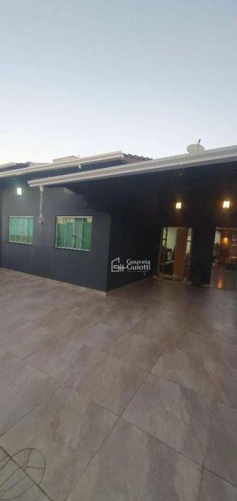 Casa com 4 quartos, sendo 1 suíte. Casa ampla e muito bem projetada.