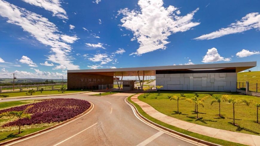 Lote de esquina com 439 m² no condomínio Residencial Vinhas Anápolis
