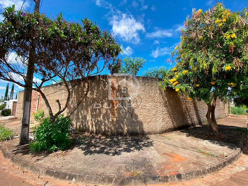 Lote de esquina em bairro Flor do cerrado