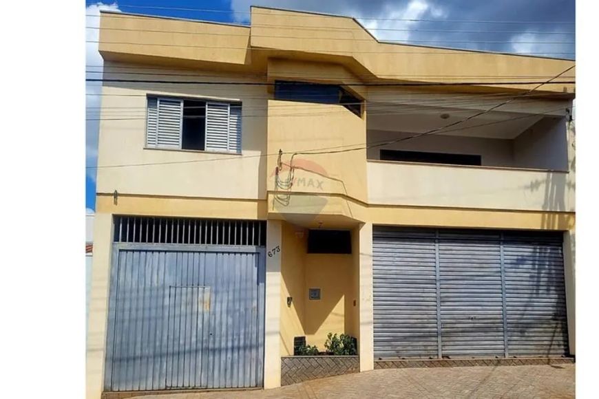 casa sobrado a venda 3 quartos, garagem para 2 carros, proximo ao ginasio panela de preção