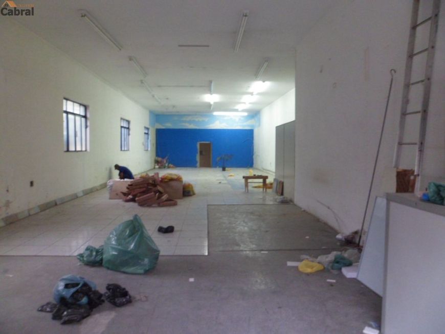 290 m2 construção. Pé direito 6 metros. Vaga para 2 carros.