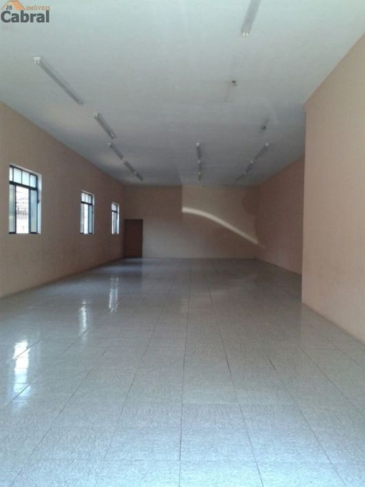 290 m2 construção. Pé direito 6 metros. Vaga para 2 carros.