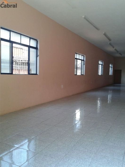 290 m2 construção. Pé direito 6 metros. Vaga para 2 carros.