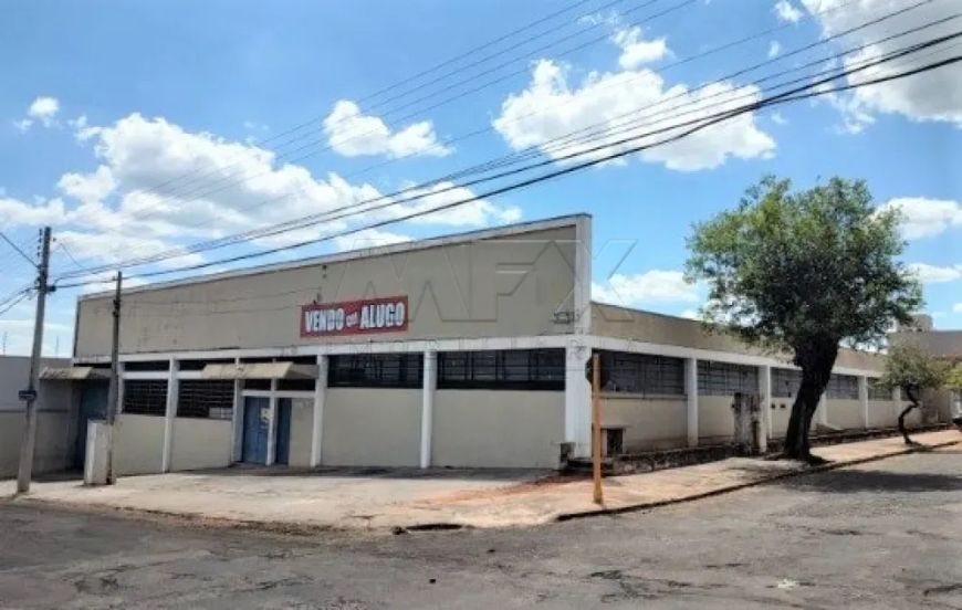 PRÉDIO COMERCIAL COM 1.080 m²
