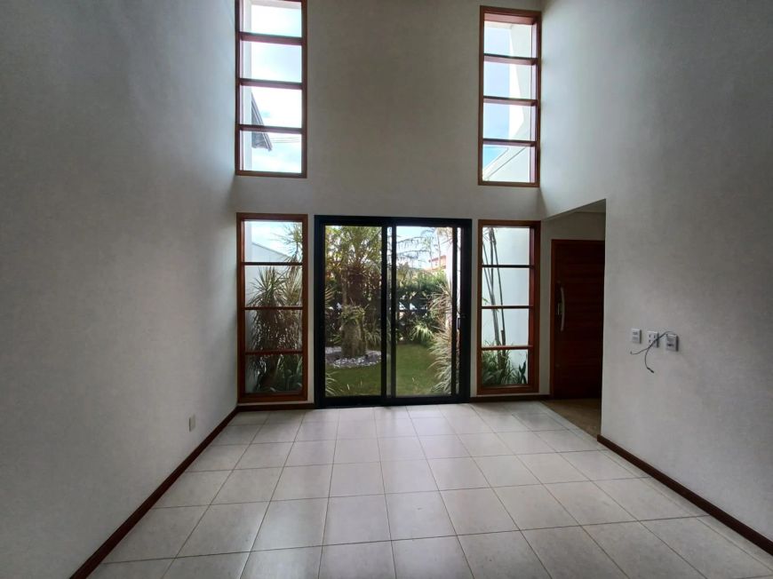 Imóvel para venda possui 220 metros quadrados com 3 quartos em Residencial Villaggio - Bauru - SP