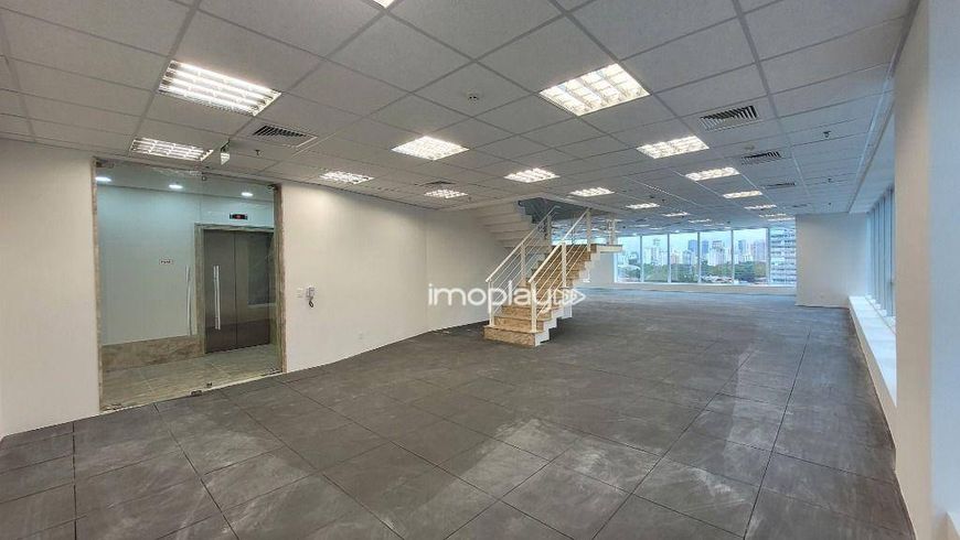 Conjunto comercial com 445,44m² de área útil em vão livre.