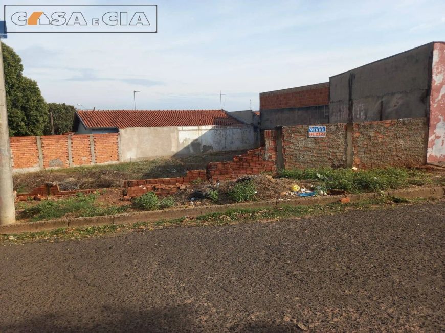 Terreno de esquina com 132,34m² no bairro Bauru 16