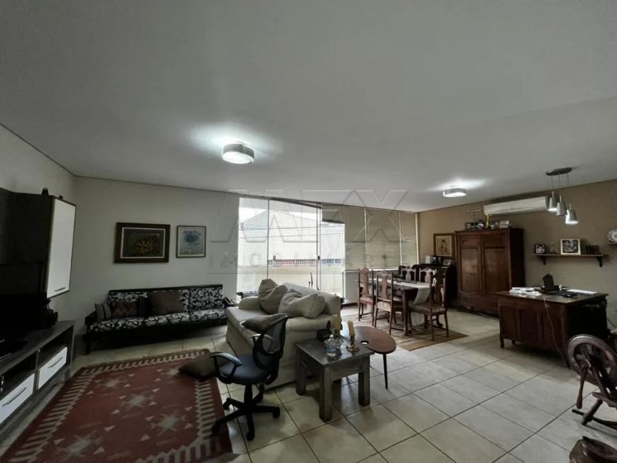 Casa com 04 quartos, sendo 02 suítes