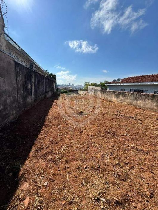LOTE DE 400m² EM ÓTIMA LOCALIZAÇÃO