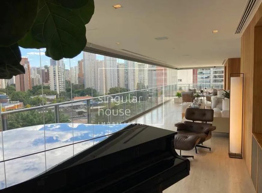 421m² | 4 suítes | 6 vagas