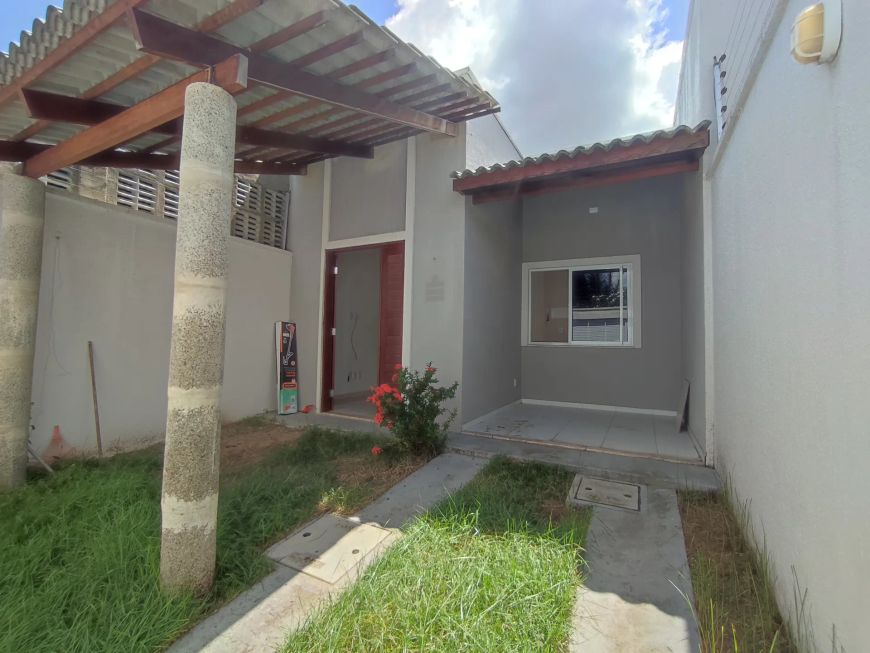 Linda casa plana à venda com 3 quartos sendo duas suítes,jardim e quintal.