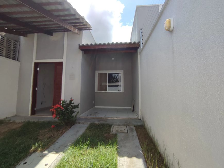 Linda casa plana à venda com 3 quartos sendo duas suítes.