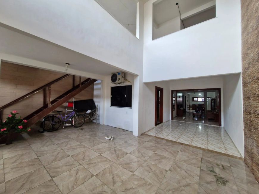 Casa Duplex de 300 m² com 4 suítes e mais banheiro social no Parque Albano