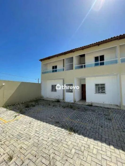 Prédio com casas disponíveis para venda