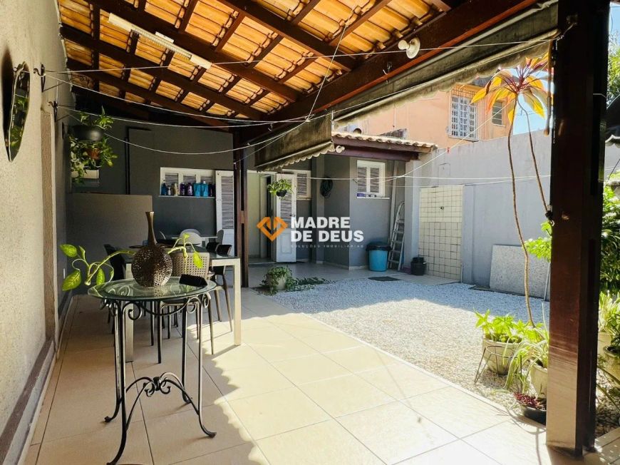 Excelente casa duplex, com 4 quartos, na Cidade 2000!