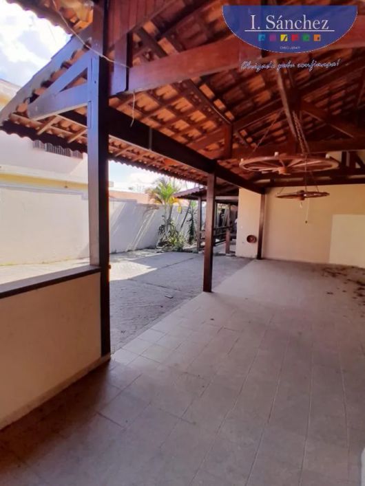 Casa para Venda em Itaquaquecetuba, Centro, 3 dormitórios, 1 suíte, 2 banheiros, 6 vagas