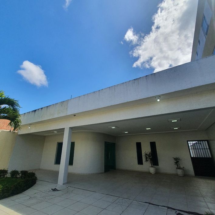 Casa para venda possui 409 metros quadrados com 5 quartos em Indianópolis - Caruaru - Pernambuco