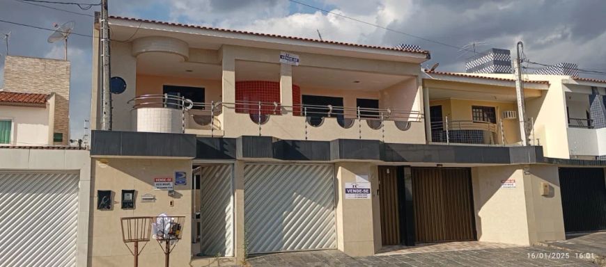 Imóvel para venda possui 324 metros quadrados com 7 quartos em Maurício de Nassau - Caruaru - PE