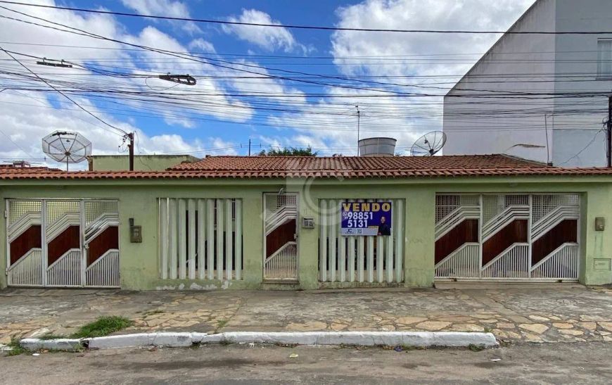 Imóvel para venda possui 225 metros quadrados com 3 quartos em Candeias - Vitória da Conquista - BA