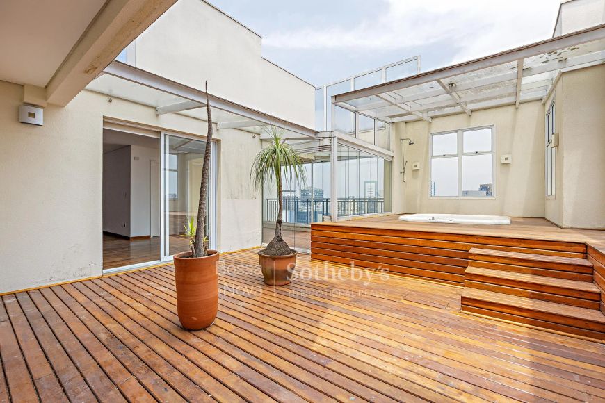 Cobertura estilo penthouse com terraço gourmet e hidromassagem
