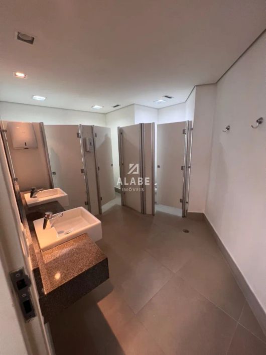Conjunto Comercial com 257.49 m², com 2 salas e 2 banheiros para alugar no bairro Itaim Bibi.