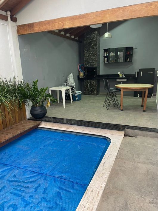 Imóvel à venda com 236 metros quadrados com 3 quartos, sendo uma suíte.