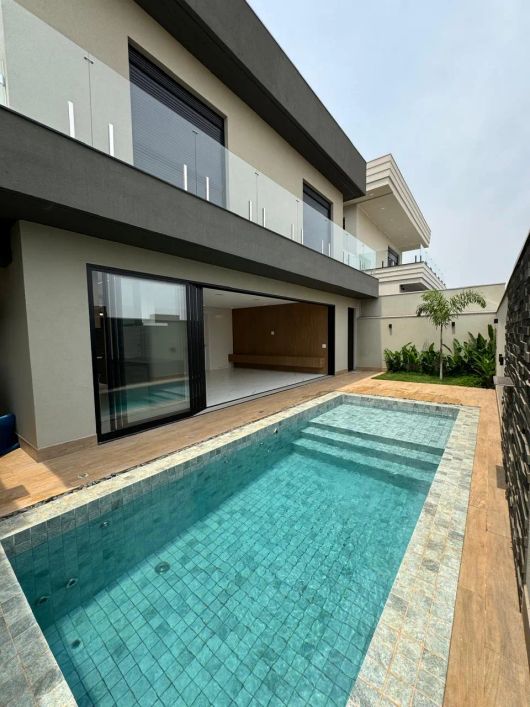 Sobrado para venda com 275 metros quadrados, 4 quartos, sendo 04 suítes, 5 banheiros e um lavabo.