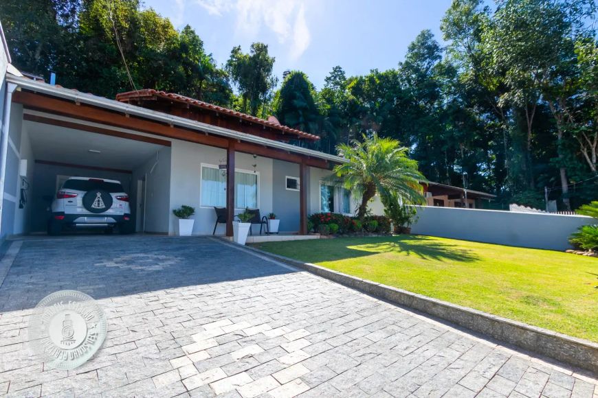 Belíssima casa com 3 dormitórios no bairro Tribess
