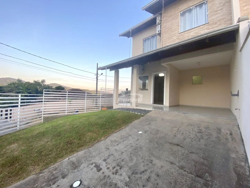 Casa semi mobiliada disponível para locação no bairro Itoupava Central, Blumenau/SC.