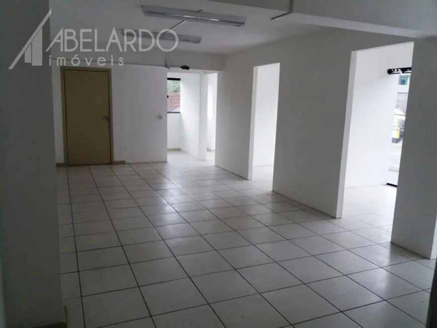Sala comercial no bairro Ponta Aguda. Com 77,36 m² de área privativa, subdividida em 04 salas pequen