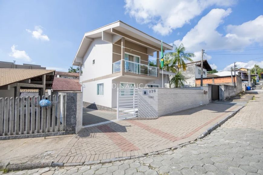 casa no bairro da velha, contendo 03 dormitórios 02 vagas, edícula com possibilidade de mais uma res