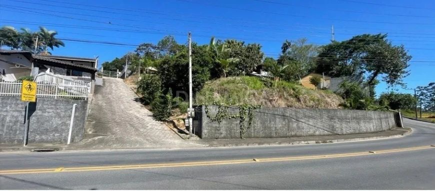 Terreno em corredor de serviço para fins comercial/residencial no bairro da Fidélis em Blumenau!!!