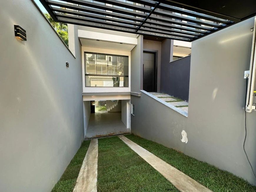 Vendo Lindo Sobrado 03 Quartos, e Piscina, Bairro Água Verde - Blumenau