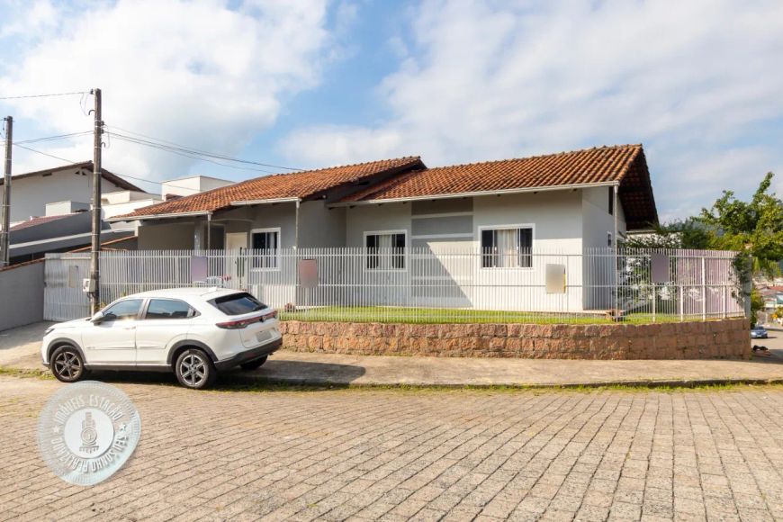 Belíssima casa com 3 dormitórios no bairro Velha Central