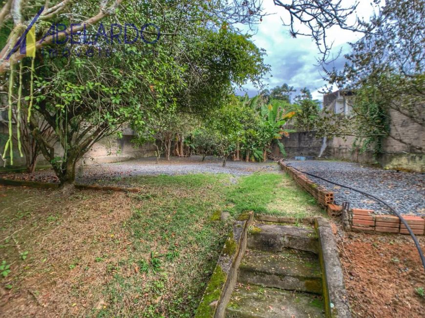Uma excelente oportunidade para você que pensa em investir e até mesmo construir sobrados em terreno