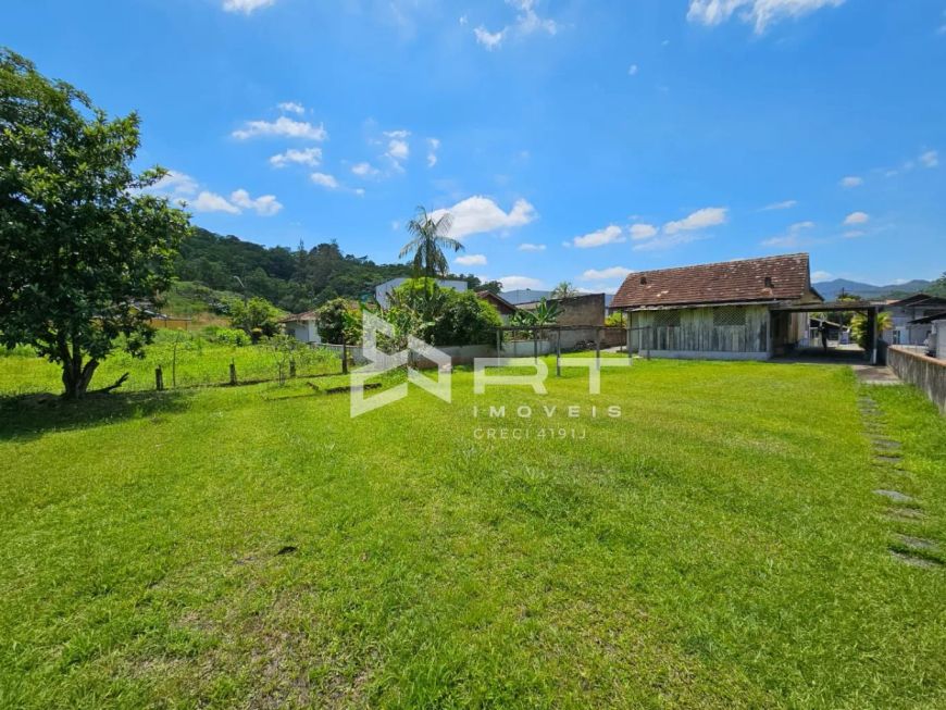 Terreno medindo 1.300m² a venda no bairro Água Verde!