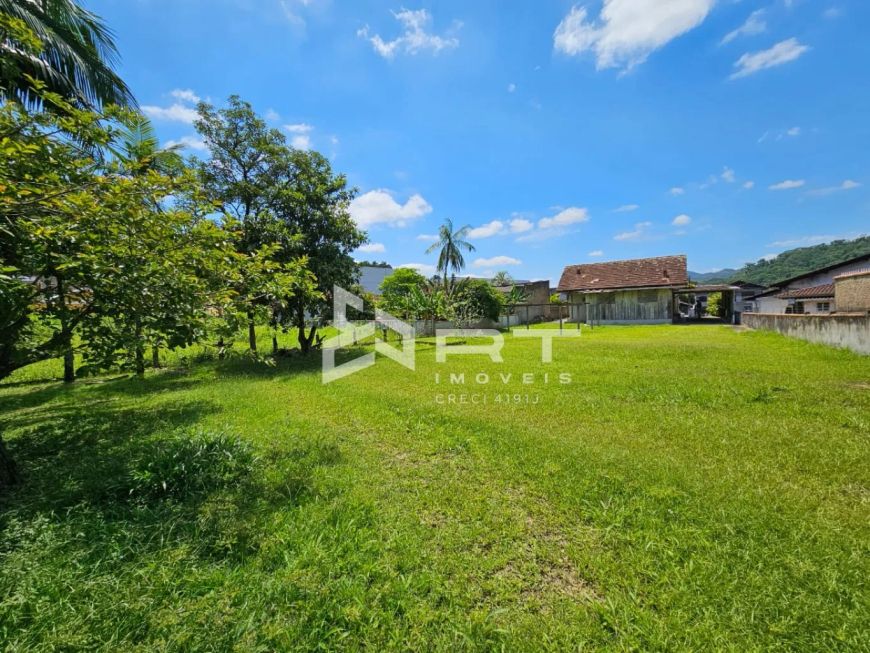 Terreno medindo 1.300m² a venda no bairro Água Verde!