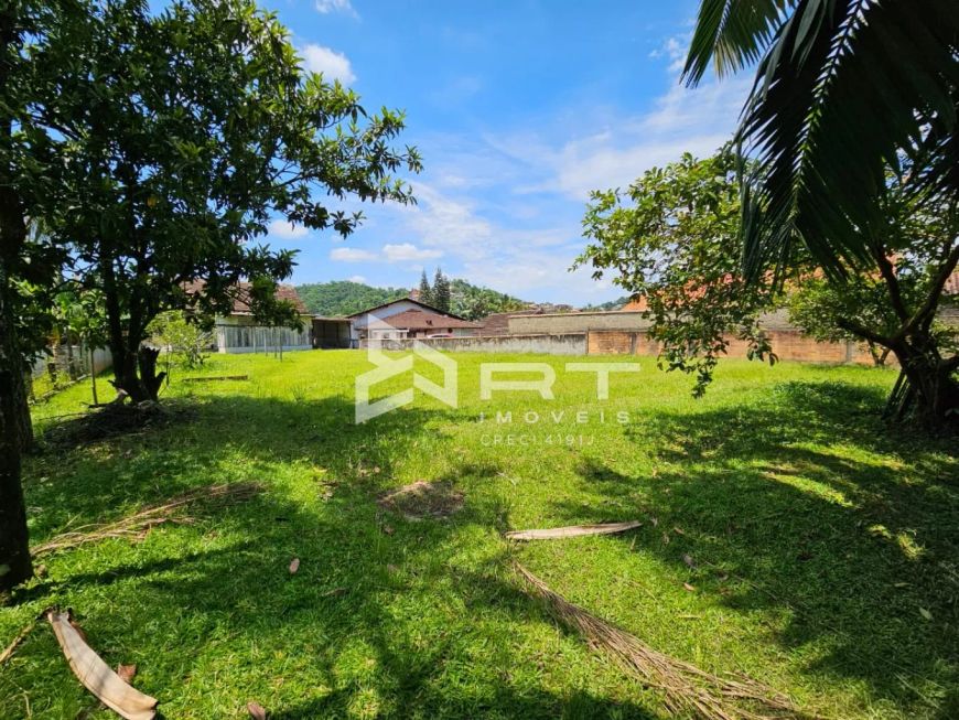 Terreno medindo 1.300m² a venda no bairro Água Verde!