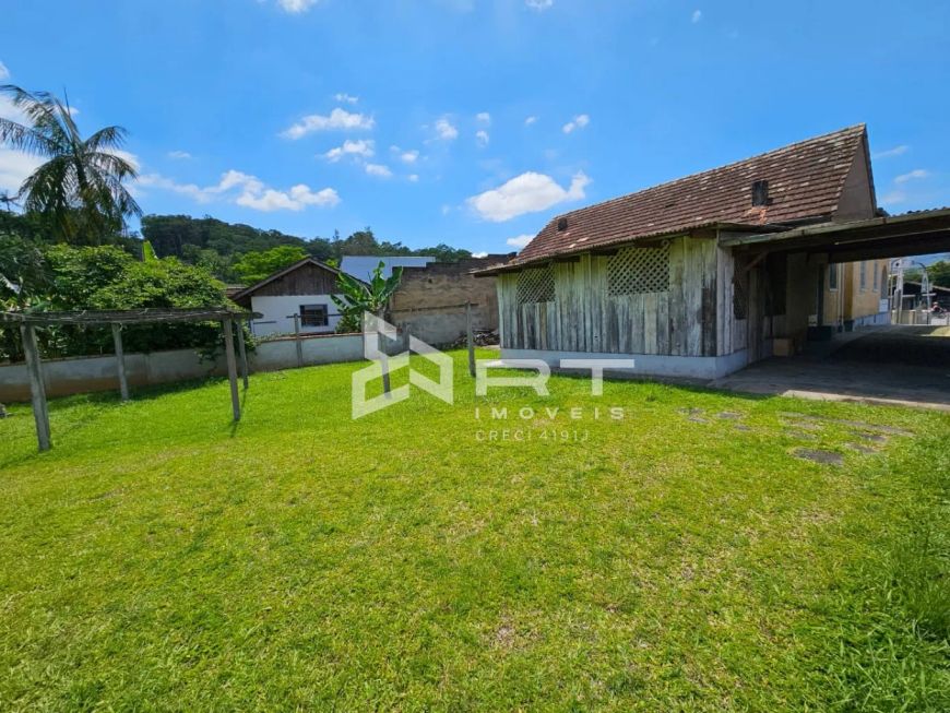 Terreno medindo 1.300m² a venda no bairro Água Verde!