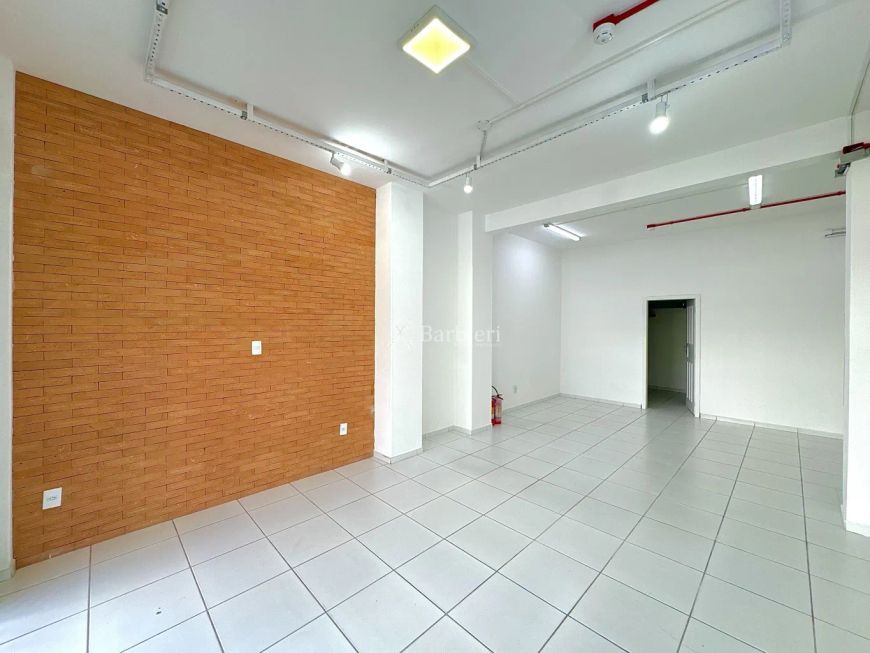 Loja comercial com vitrine, 100,00 m² no bairro Victor Konder.