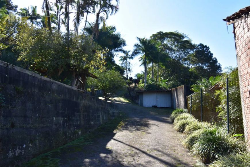 Excelente terreno localizado no bairro Itoupava Norte, com área aproximada de 4.000 m², proporcionan