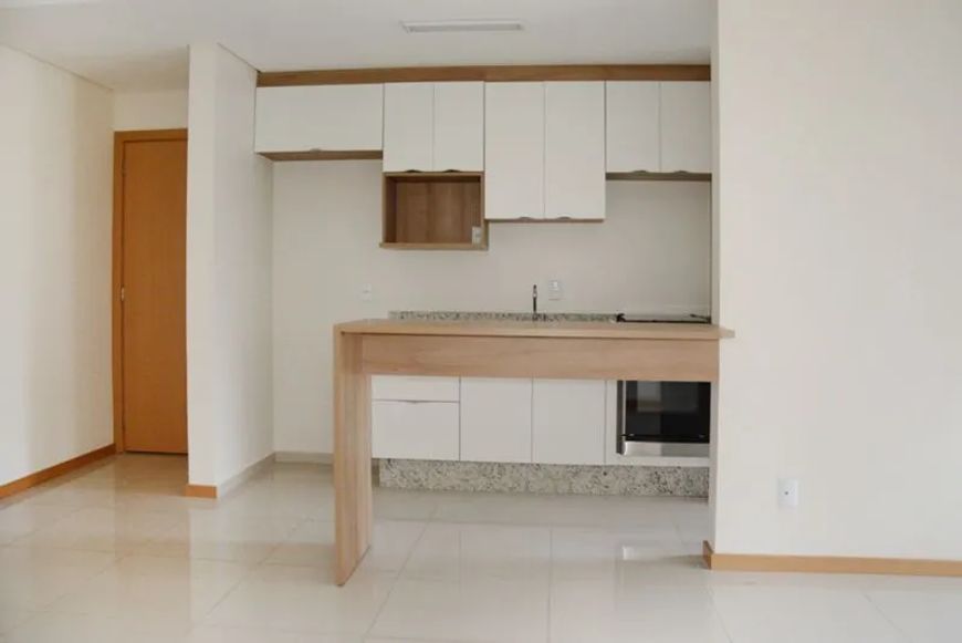 Apartamento, SEMIMOBILIADO em condomínio completo