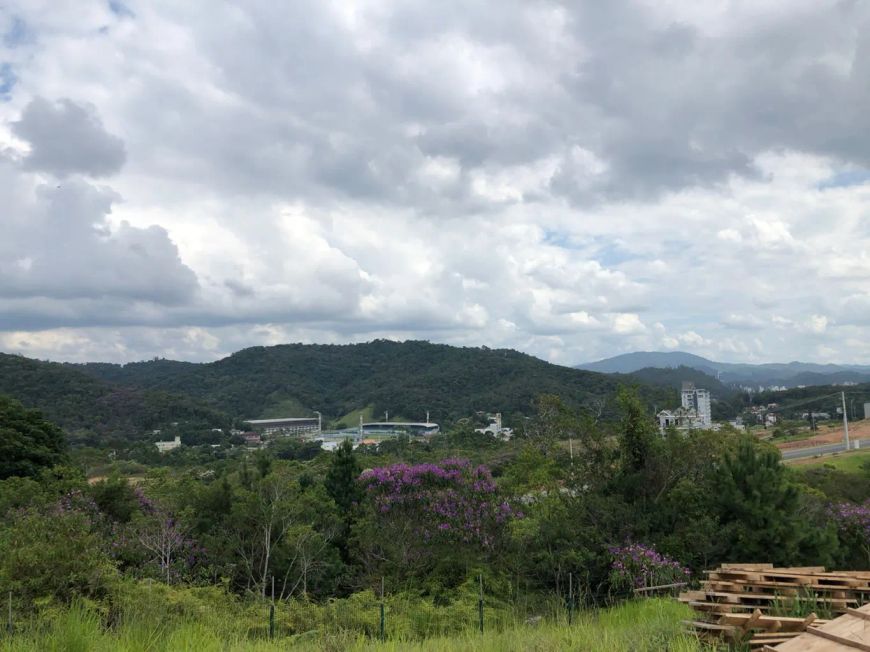 Excelente Terreno em condomínio fechado, em uma localização privilegiada em meio a natureza à venda