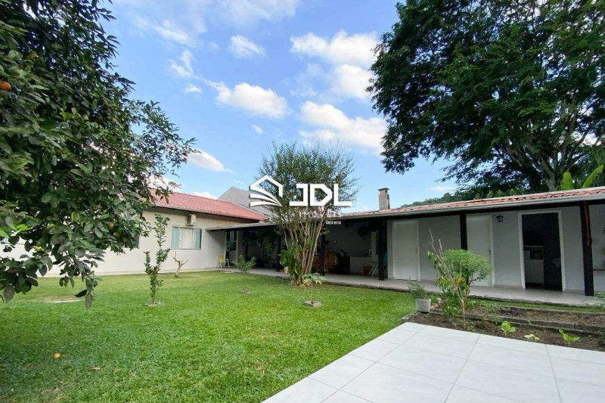 EXCLUSIVIDADE JDL IMÓVEIS! Sua melhor localização no Bairro da Velha Central!! Casa térrea e com mui