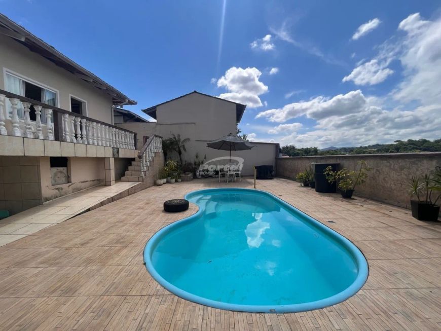 Casa com piscina no bairro Fortaleza