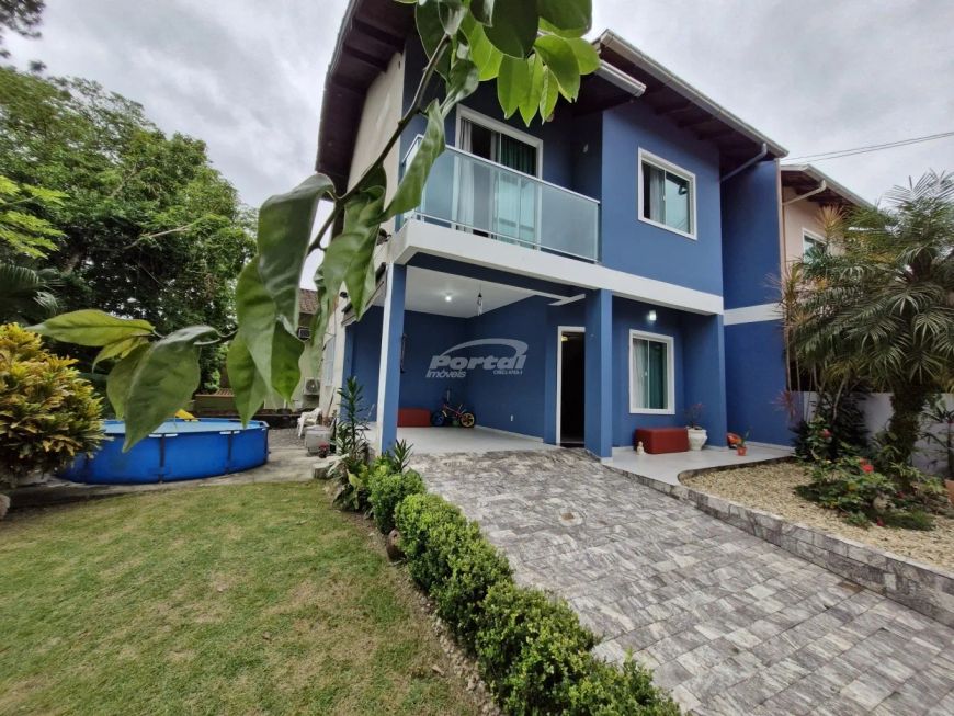 Sobrado com amplo quintal e ótima localização no bairro da Velha central em Blumenau.
