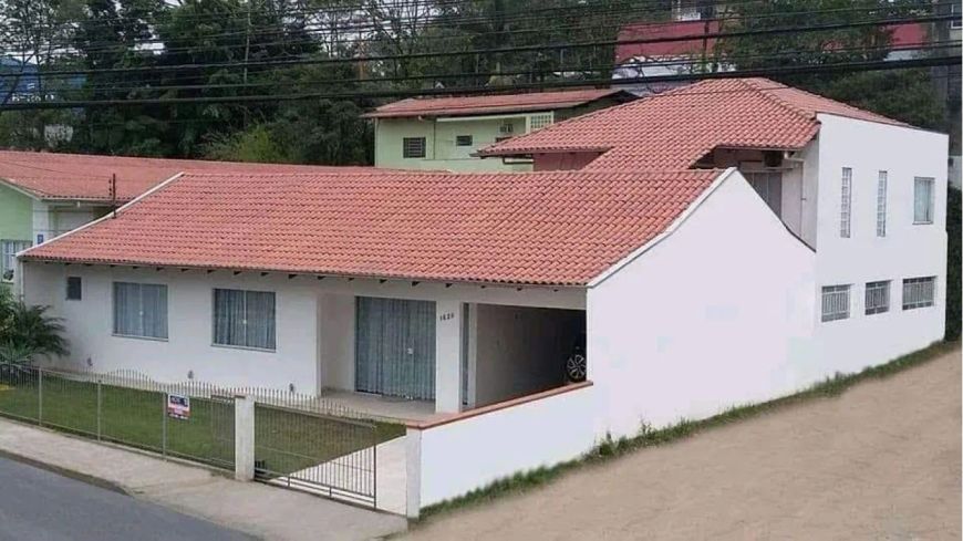 Casa com perfil comercial localizada em corredor de serviço no Bairro Salto do Norte