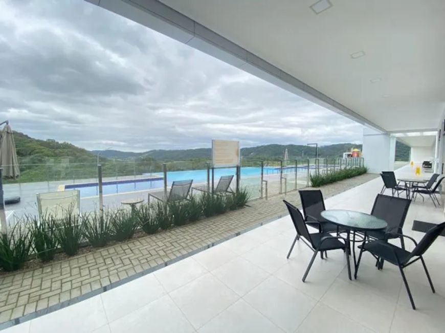 Condomínio residencial de alto padrão no bairro Ponta Aguda.