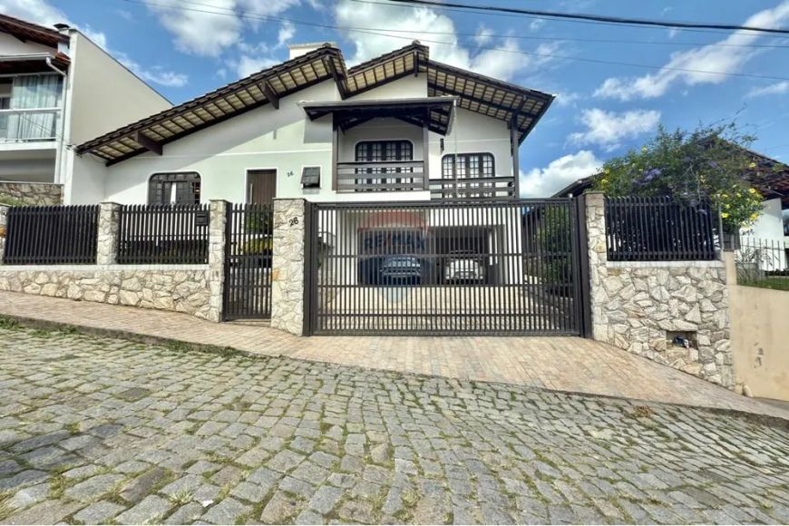 Casa 03 Dormitórios sendo 01 Suíte e 04 vagas de garagem