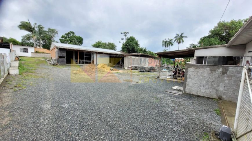 Terreno, 2.518,80 m²estrategicamente localizado em transversal da Rua Água Branca, Bairro Salto Weis